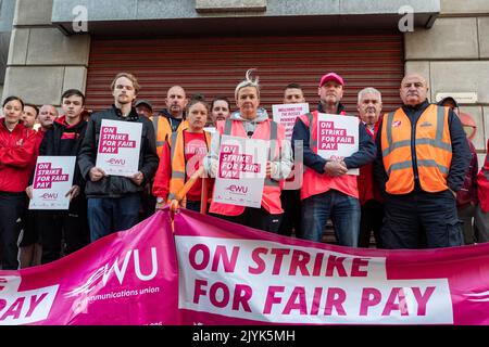 Belfast, Großbritannien. 08. September 2022. 8.. September 2022:CWU-Mitglied streikt im Royal Mail Head Office im Tomb Street Depot in Belfast Credit: Bonzo/Alamy Live News Stockfoto