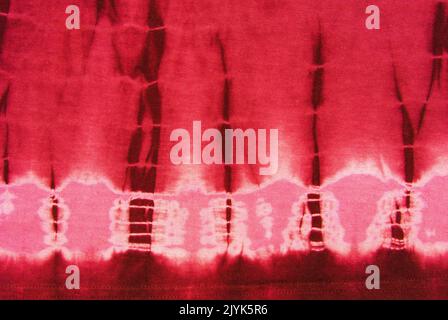 Nahaufnahme der roten Krawatte Farbstoff Stoff Hintergrund Stockfoto