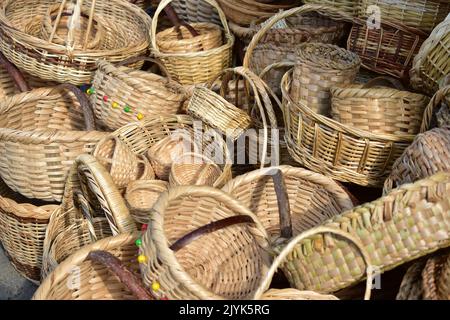 Viele verschiedene Korbkörbe isoliert auf Weiß Stockfoto