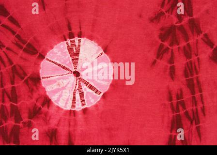 Nahaufnahme der roten Krawatte Farbstoff Hippy Design Stoff Hintergrund Stockfoto