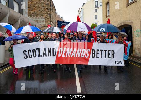 Edinburgh, Schottland, Großbritannien. 8.. September 2022. Die STUC und ihre angeschlossenen Gewerkschaften veranstalten heute einen marsch und eine Kundgebung vor dem schottischen Parlament in Holyrood in Edinburgh. Die STUC veranstaltete die Kundgebung, um gegen die Lebenshaltungskrise zu protestieren und rief sowohl die Regierung von Westminster als auch die schottische Regierung dazu auf, Lohnerhöhungen für Beschäftigte des öffentlichen Sektors bereitzustellen. Iain Masterton/Alamy Live News Stockfoto