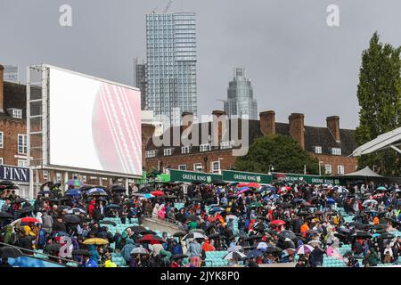Fans schützen sich vor dem Regen während des dritten LV= Insurance Test Day 1 von 5 England gegen Südafrika beim Kia Oval, London, Großbritannien, 8.. September 2022 (Foto von Ben Whitley/News Images) in London, Großbritannien am 9/7/2022. (Foto von Ben Whitley/News Images/Sipa USA) Stockfoto