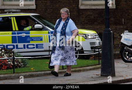 London, Großbritannien. 08. September 2022. Therese Coffey, Gesundheitsministerin und stellvertretende Premierministerin, kommt in der Downing Street an. Politiker in der Downing Street. Kredit: Karl Black/Alamy Live Nachrichten Stockfoto