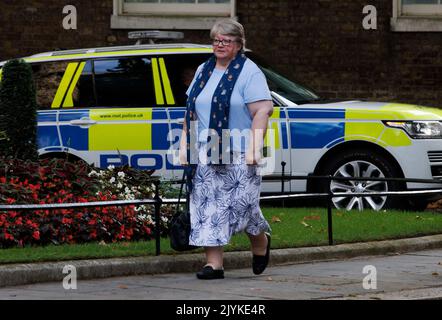 London, Großbritannien. 08. September 2022. Therese Coffey, Gesundheitsministerin und stellvertretende Premierministerin, kommt in der Downing Street an. Politiker in der Downing Street. Kredit: Karl Black/Alamy Live Nachrichten Stockfoto