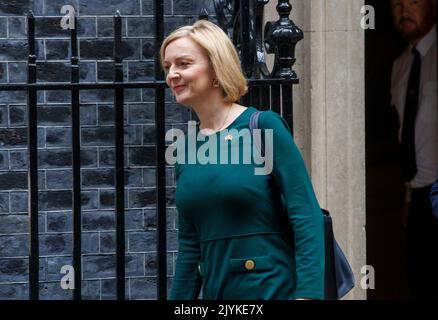 London, Großbritannien. 08. September 2022. Liz Truss, die neu gewählte Premierministerin, verlässt die Nummer 10, um ihre Rede zur Energiekrise im Parlament zu halten. Sie hat eine Energiepreisgarantie gegeben, um Rechnungen 2 Jahre lang auf £2.500 zu begrenzen. Politiker in der Downing Street. Kredit: Karl Black/Alamy Live Nachrichten Stockfoto