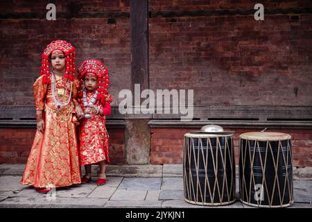 Kathmandu, Nepal. 16. September 2022. Junge Mädchen, die als die lebende Göttin Kumari gekleidet sind, nehmen am Kumari Puja Festival in Hanuman Dhoka, Kathmandu Durbar Square, Teil. Das jährliche Festival, benannt nach Indra, dem gott des Regens und Himmels, wird im Kathmandu Valley zum Abschluss der Monsunsaison durch Anbeten, Jubeln, Singen, Tanzen und Schlemmen gefeiert. Indra, die lebende Göttin Kumari und andere Gottheiten werden während des Festes verehrt. Kredit: SOPA Images Limited/Alamy Live Nachrichten Stockfoto