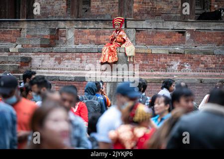 Kathmandu, Nepal. 08. September 2022. Ein junges Mädchen, das als die lebende Göttin Kumari gekleidet ist, wird auf dem Kumari Puja Festival in Hanuman Dhoka, Kathmandu Durbar Square, gesehen. Das jährliche Festival, benannt nach Indra, dem gott des Regens und Himmels, wird im Kathmandu Valley zum Abschluss der Monsunsaison durch Anbeten, Jubeln, Singen, Tanzen und Schlemmen gefeiert. Indra, die lebende Göttin Kumari und andere Gottheiten werden während des Festes verehrt. Kredit: SOPA Images Limited/Alamy Live Nachrichten Stockfoto