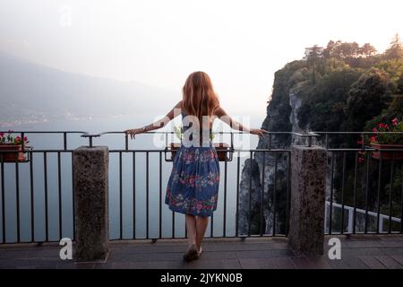 Mädchen stehen auf dem berühmten Terrasse in einem kleinen Ort in Tremosine im Morgengrauen. Italien. Stockfoto