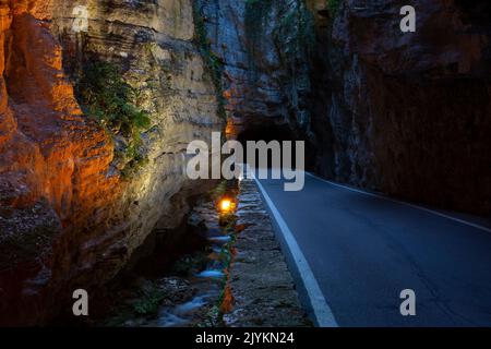 Einzigartige und berühmte Strada della Forra Scenic Road an der Höhlen von Pieve Tremosine zu Stockfoto