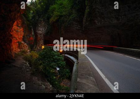 Einzigartige und berühmte Strada della Forra Scenic Road an der Höhlen von Pieve Tremosine zu Stockfoto