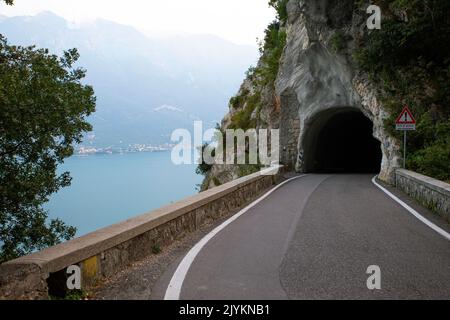 Tonnel auf der einzigartigen und berühmten Strada della Forra Scenic Road an der Höhlen von Pieve Tremosine zu Stockfoto