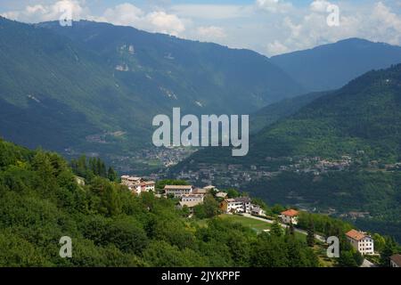 Enego, Stadt auf der Hochebene von Asiago, in der Provinz Vicenza, Venetien, Italien Stockfoto