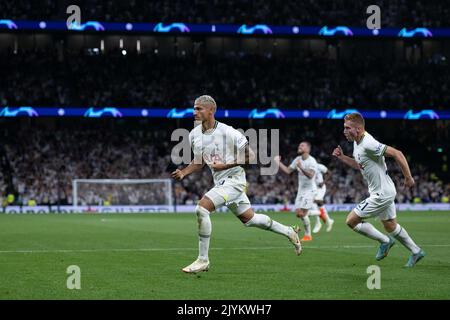 LONDON, ENGLAND - 07. SEPTEMBER: Richarlison von Tottenham Hotspur feiert mit Dejan Kulusevski, nachdem er während der UEFA Champions das Eröffnungstreffer erzielt hat Stockfoto