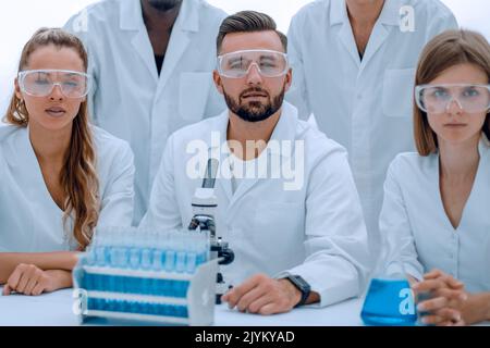 Gruppe von Wissenschaftlern mit Kleidern im Labor Stockfoto
