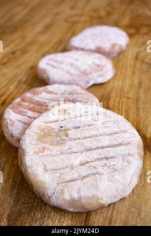 Hausgemachte, gefrorene Burger in Frischhaltefolie verpackt Stockfoto