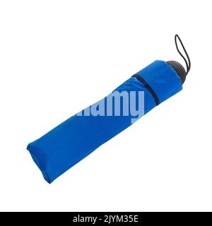 Gefalteter kompakter Regenschirm in blauer Abdeckung isoliert auf weißem Hintergrund Stockfoto