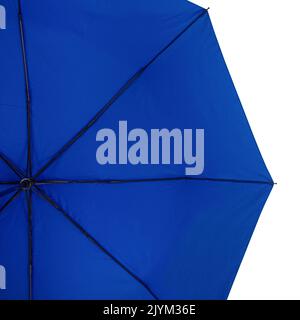 Unterseite des blauen Schirms mit acht Rippen isoliert auf weißem Hintergrund. Ansicht von unten Stockfoto