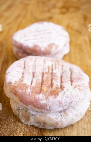 Hausgemachte, gefrorene Burger in Frischhaltefolie verpackt Stockfoto