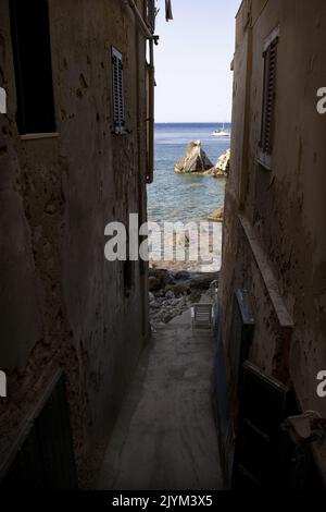 Die charakteristischen Gassen am Meer des Fischerdorfes Chianalea in Scilla Kalabrien Stockfoto