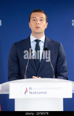 Der Interimspräsident von Rassemblement National (RN), Jordan Bardella, hält am 8. September 2022 eine Pressekonferenz zum Thema Justiz im nationalen Büro der Partei in Paris ab. Foto von Raphael Lafargue/ABACAPRESS.COM Stockfoto