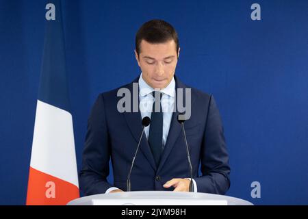 Der Interimspräsident von Rassemblement National (RN), Jordan Bardella, hält am 8. September 2022 eine Pressekonferenz zum Thema Justiz im nationalen Büro der Partei in Paris ab. Foto von Raphael Lafargue/ABACAPRESS.COM Stockfoto