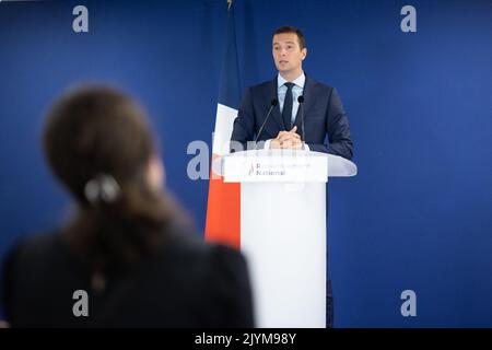 Der Interimspräsident von Rassemblement National (RN), Jordan Bardella, hält am 8. September 2022 eine Pressekonferenz zum Thema Justiz im nationalen Büro der Partei in Paris ab. Foto von Raphael Lafargue/ABACAPRESS.COM Stockfoto