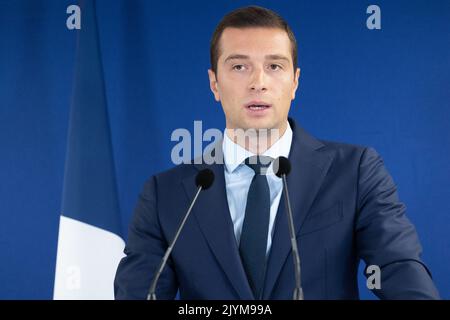 Der Interimspräsident von Rassemblement National (RN), Jordan Bardella, hält am 8. September 2022 eine Pressekonferenz zum Thema Justiz im nationalen Büro der Partei in Paris ab. Foto von Raphael Lafargue/ABACAPRESS.COM Stockfoto