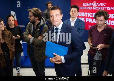 Der Interimspräsident von Rassemblement National (RN), Jordan Bardella, hält am 8. September 2022 eine Pressekonferenz zum Thema Justiz im nationalen Büro der Partei in Paris ab. Foto von Raphael Lafargue/ABACAPRESS.COM Stockfoto