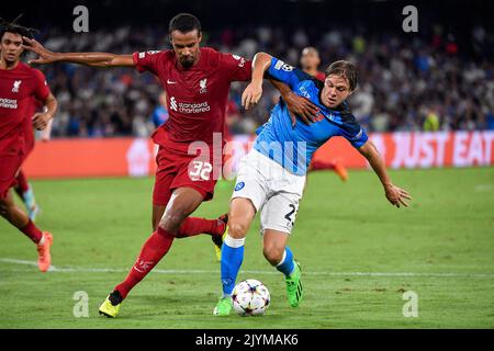 Joel Matip vom FC Liverpool und Alessio Zerbin vom SSC Napoli kämpfen während des Champions League Group A Fußballspiels zwischen SSC Napoli um den Ball Stockfoto