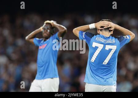 Khvicha Kvaratskhelia vom SSC Napoli dejection und Victor Osimhen während des Champions League Group A Fußballspiels zwischen SSC Napoli und Liverpool F Stockfoto