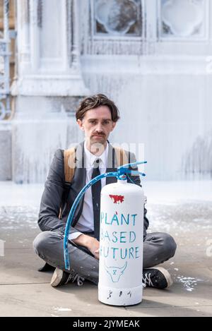 Animal Rebellion Demonstranten sprühten eine Wand des Palace of Westminster mit weißer Farbe und blockierten die Straße draußen. Anti-Milch-Protest Stockfoto
