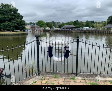 Totnes, South Devon, Großbritannien. 24.. Juli 2022. Blick über den River Dart vom Steam Packet Inn Pub, Restaurant und Hotel in Totnes. Dampfpaketschiffe machten regelmäßige Stopps in Gasthäusern, die auch als Postämter dienten. Das Steam-Paket in Totnes war ein solcher Anlaufpunkt. Es nahm Passagiere und Post von London nach Portsmouth, Totnes, Devonport und schließlich mit den transatlantischen Paketen in Falmouth verbunden. Quelle: Maureen McLean/Alamy Stockfoto