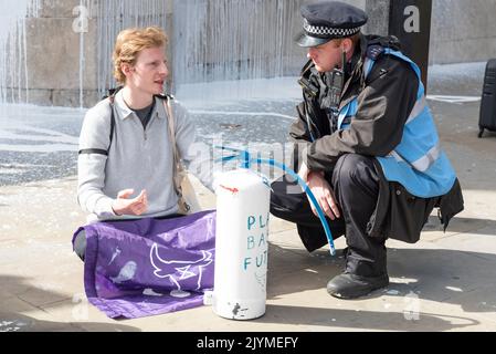 Die Demonstranten des Animal Rebellion sprühten in einem Anti-Milch-Protest eine Wand des Palace of Westminster mit weißer Farbe. Protestler mit Polizeibeamter Stockfoto
