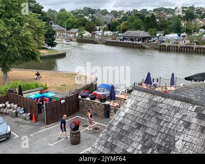 Totnes, South Devon, Großbritannien. 24.. Juli 2022. Blick über den River Dart vom Steam Packet Inn Pub, Restaurant und Hotel in Totnes. Dampfpaketschiffe machten regelmäßige Stopps in Gasthäusern, die auch als Postämter dienten. Das Steam-Paket in Totnes war ein solcher Anlaufpunkt. Es nahm Passagiere und Post von London nach Portsmouth, Totnes, Devonport und schließlich mit den transatlantischen Paketen in Falmouth verbunden. Quelle: Maureen McLean/Alamy Stockfoto