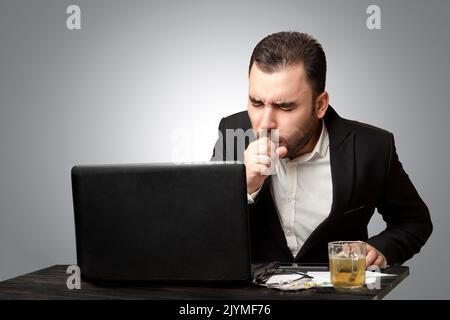Kranker Mitarbeiter hustet am Arbeitsplatz, isolierter Hintergrund Stockfoto