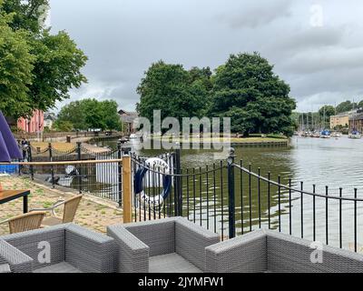 Totnes, South Devon, Großbritannien. 24.. Juli 2022. Blick über den River Dart vom Steam Packet Inn Pub, Restaurant und Hotel in Totnes. Dampfpaketschiffe machten regelmäßige Stopps in Gasthäusern, die auch als Postämter dienten. Das Steam-Paket in Totnes war ein solcher Anlaufpunkt. Es nahm Passagiere und Post von London nach Portsmouth, Totnes, Devonport und schließlich mit den transatlantischen Paketen in Falmouth verbunden. Quelle: Maureen McLean/Alamy Stockfoto