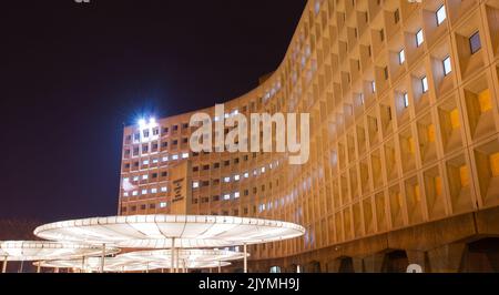 Gebäude des HUD-Hauptquartiers bei Nacht: Robert C. Weaver Federal Building. Stockfoto