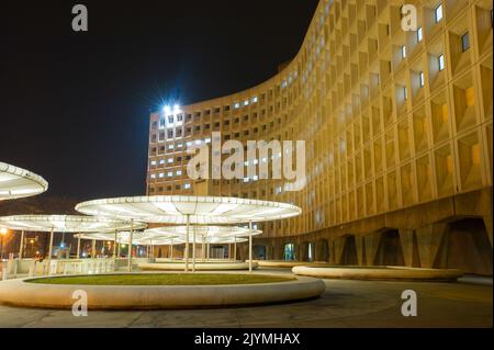 Gebäude des HUD-Hauptquartiers bei Nacht: Robert C. Weaver Federal Building. Stockfoto