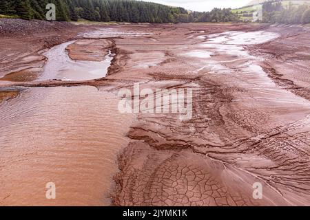 Allgemeiner Blick auf das Cantref Reservoir im Brecon Beacons National Park, Wales, wo der Wasserstand niedrig ist. Monate mit geringen Niederschlägen, kombiniert mit rekordverdächtigen Temperaturen im Juli, haben Flüsse auf außergewöhnlich niedrigem Niveau hinterlassen, die Reservoirs erschöpft und die Böden ausgetrocknet. Bilddatum: Donnerstag, 8. September 2022. Stockfoto