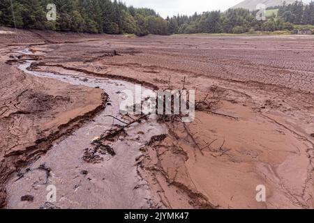 Allgemeiner Blick auf das Cantref Reservoir im Brecon Beacons National Park, Wales, wo der Wasserstand niedrig ist. Monate mit geringen Niederschlägen, kombiniert mit rekordverdächtigen Temperaturen im Juli, haben Flüsse auf außergewöhnlich niedrigem Niveau hinterlassen, die Reservoirs erschöpft und die Böden ausgetrocknet. Bilddatum: Donnerstag, 8. September 2022. Stockfoto