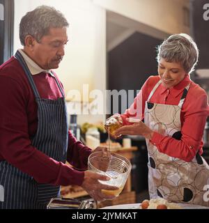 Unser Lieblingsstück zu Hause iscook. Ein Senior-Paar Backen in der Küche. Stockfoto