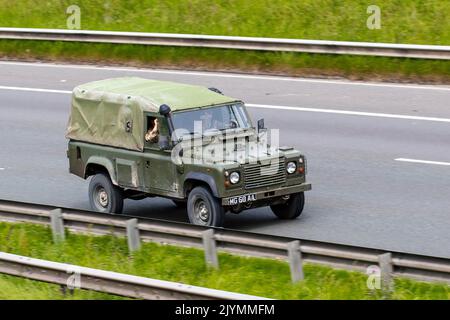 British Army Land Rover; Militärtransport, alliierte Armeen, historische Ausrüstung, LKWs, Lieferwagen, Kriegszeiten, mit Leinwänden bedeckte Wagen, Kriegszeiten, fahren auf der Autobahn M6. UK Stockfoto