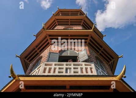 07. September 2022, Sachsen, Leipzig: Ein Mitarbeiter öffnet die Fensterläden der Pagode im englisch-chinesischen Garten im Schlosspark Oranienbaum. Die Struktur, im Volksmund als „Glockenturm“ bekannt, steht auf einem künstlichen Hügel als Aussichtspunkt und Aussichtspunkt. Als einer von mehr als 5000 Orten in Deutschland nimmt auch das Gartenreich Dessau-Wörlitz am Tag der Offenen Denkmalpflege Teil. Am Sonntag (11,09.) erhalten die Besucher einen Einblick in die Denkmäler des UNESCO-Weltkulturerbes Gartenreich Dessau-Wörlitz, deren Türen ansonsten geschlossen bleiben. Foto: Jan Woitas/dpa/ZB Stockfoto