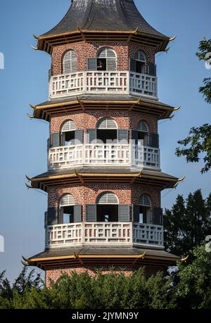 07. September 2022, Sachsen, Leipzig: Ein Mitarbeiter öffnet die Fensterläden der Pagode im englisch-chinesischen Garten im Schlosspark Oranienbaum. Die Struktur, im Volksmund als „Glockenturm“ bekannt, steht auf einem künstlichen Hügel als Aussichtspunkt und Aussichtspunkt. Als einer von mehr als 5000 Orten in Deutschland nimmt auch das Gartenreich Dessau-Wörlitz am Tag der Offenen Denkmalpflege Teil. Am Sonntag (11,09.) erhalten die Besucher einen Einblick in die Denkmäler des UNESCO-Weltkulturerbes Gartenreich Dessau-Wörlitz, deren Türen ansonsten geschlossen bleiben. Foto: Jan Woitas/dpa/ZB Stockfoto