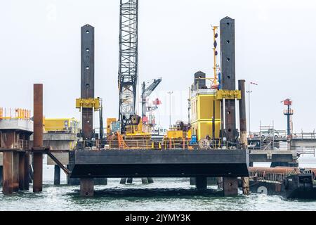 Wilhelmshaven, Deutschland. 08. September 2022. Am künftigen Importterminal für Flüssigergas (LNG) werden Bauarbeiten durchgeführt. Eine FSRU (Floating Storage and Regasification Unit) für den Import von Flüssigerdgas nach Deutschland soll in diesem Winter an der Anlegestelle in Wilhelmshaven anlegen. Quelle: Sina Schuldt/dpa/Alamy Live News Stockfoto