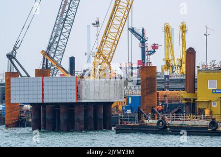 Wilhelmshaven, Deutschland. 08. September 2022. Für den künftigen Importterminal für Flüssigerdgas (LNG) werden an den neu gebauten Stegendelfinen Bauarbeiten durchgeführt. Eine FSRU (Floating Storage and Regasification Unit) für den Import von Flüssigerdgas nach Deutschland soll in diesem Winter an der Anlegestelle in Wilhelmshaven anlegen. Quelle: Sina Schuldt/dpa/Alamy Live News Stockfoto