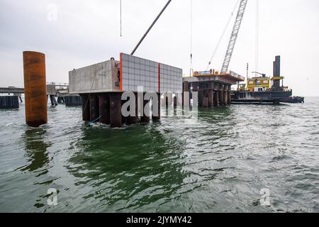 Wilhelmshaven, Deutschland. 08. September 2022. Für den künftigen Importterminal für Flüssigerdgas (LNG) werden an den neu gebauten Stegendelfinen Bauarbeiten durchgeführt. Eine FSRU (Floating Storage and Regasification Unit) für den Import von Flüssigerdgas nach Deutschland soll in diesem Winter an der Anlegestelle in Wilhelmshaven anlegen. Quelle: Sina Schuldt/dpa/Alamy Live News Stockfoto