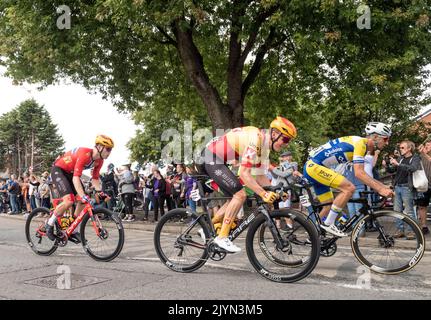 Blidworth, Nottinghamshire, England, Großbritannien. 8. September 2022. Professionelle Straßenradfahrer fahren auf der Etappe 5 der AJ Bell Tour of Britain durch das Dorf Blidworth in Nottinghamshire, das von West Bridgeford, Nottingham aus startet und in Mansfield endet. Nottinghamshire.Dies wird die einzige Etappe der Tour 2022 mit weniger als 2.000 Höhenmetern und einer Gesamtstrecke von 186,8 km/116,2 Meilen sein. Kredit: Alan Keith Beastall/Alamy Live Nachrichten Stockfoto