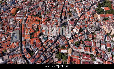 Blick aus der Vogelperspektive auf alte mittelalterliche Stadtgebäude und den ikonischen Galata-Turm in Istanbul FT. Luftaufnahme des historischen Viertels mit einem Flug über Europa Stockfoto