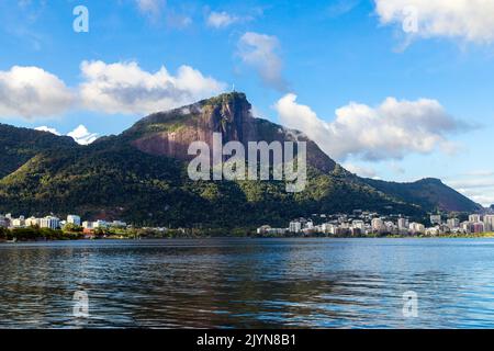 Rio de Janeiro, Brasilien. Panoramablick auf den Corcovado-Hügel, oben die Statue des Erlösers Christus. Blick von der Lagune Rodrigo de Freitas, in Ipanema Stockfoto